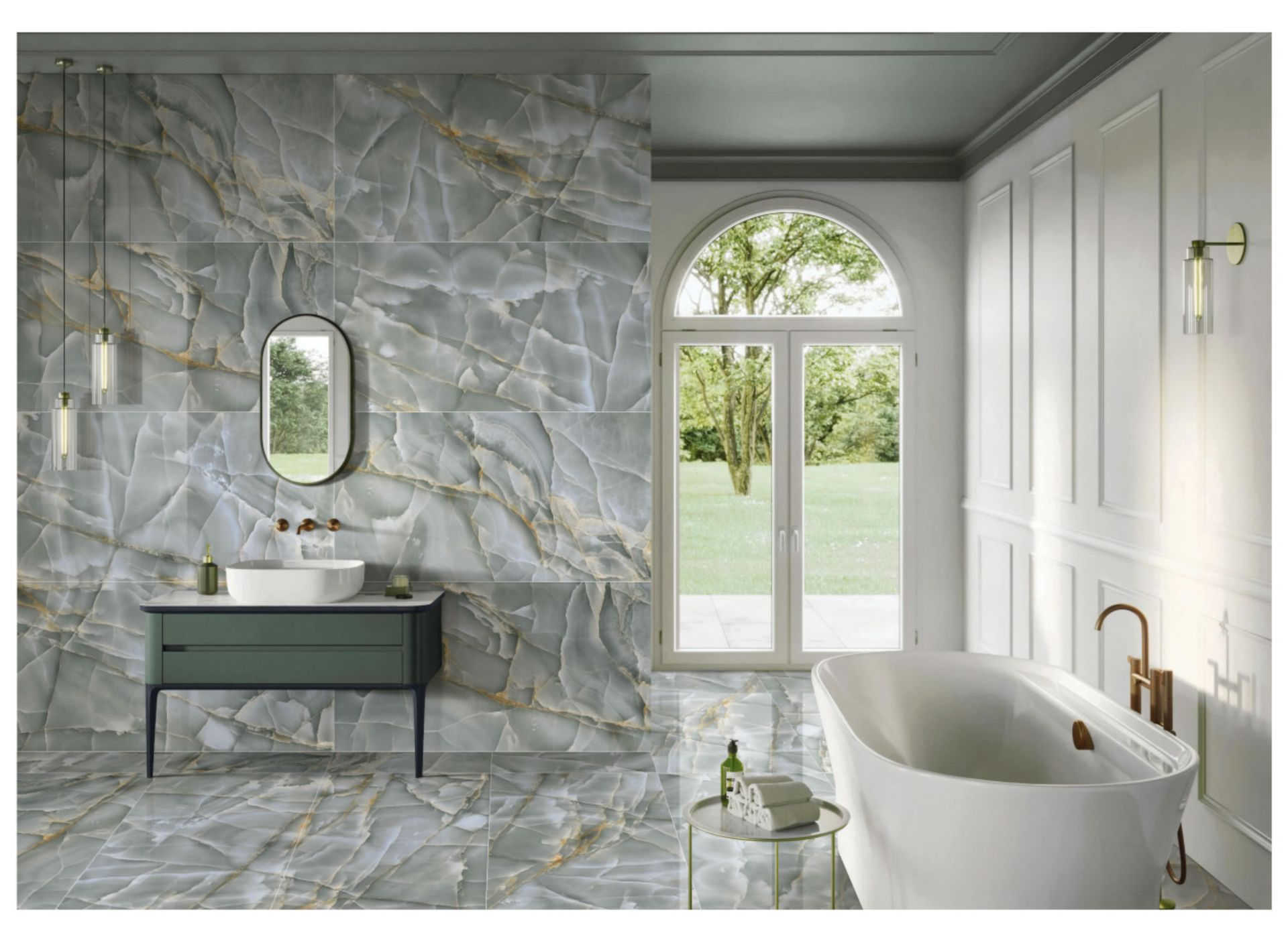 Un bagno con vasca, lavabo, specchio e finestra.