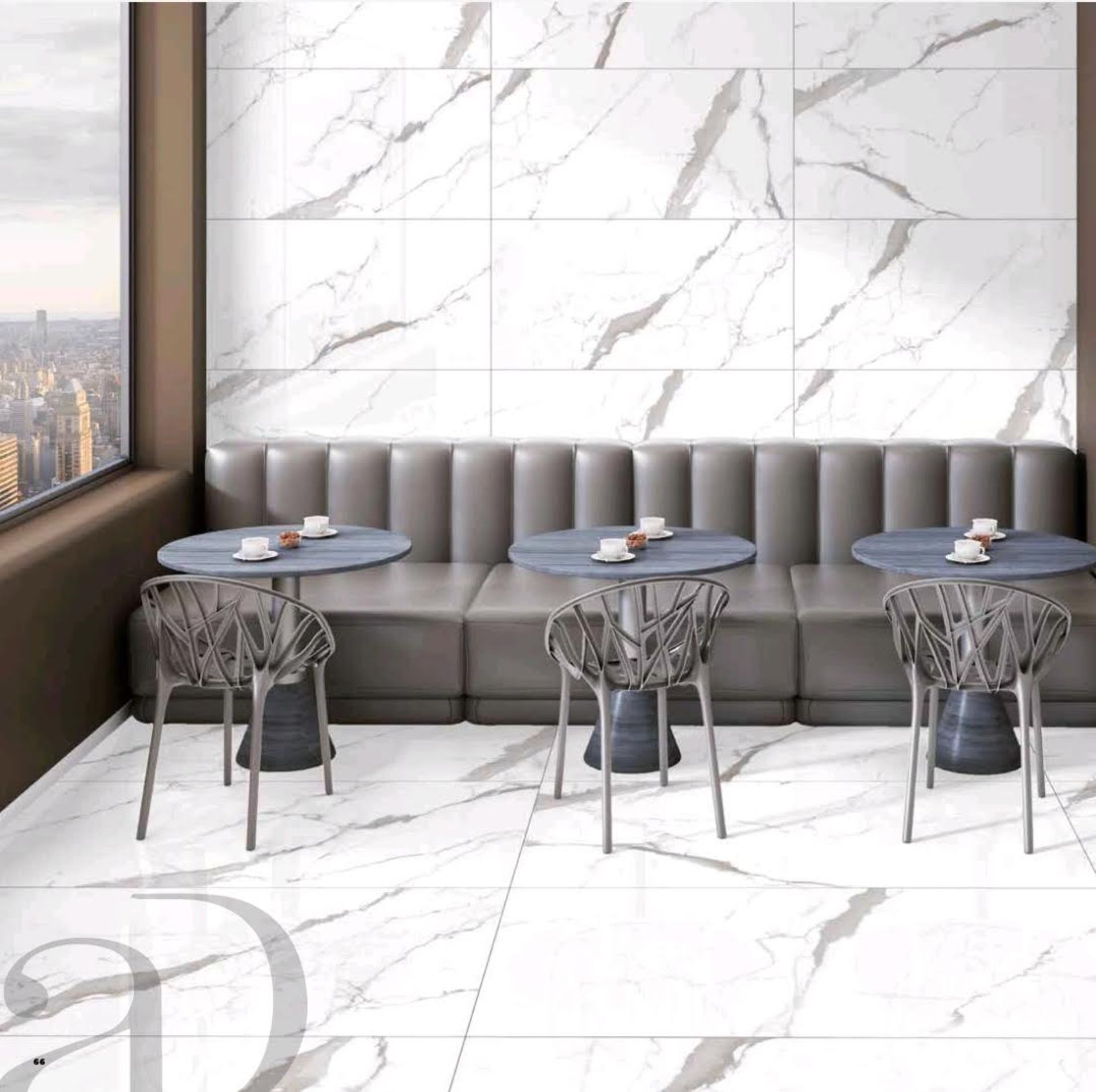 Un soggiorno con divano, sedie, tavoli e finestra.