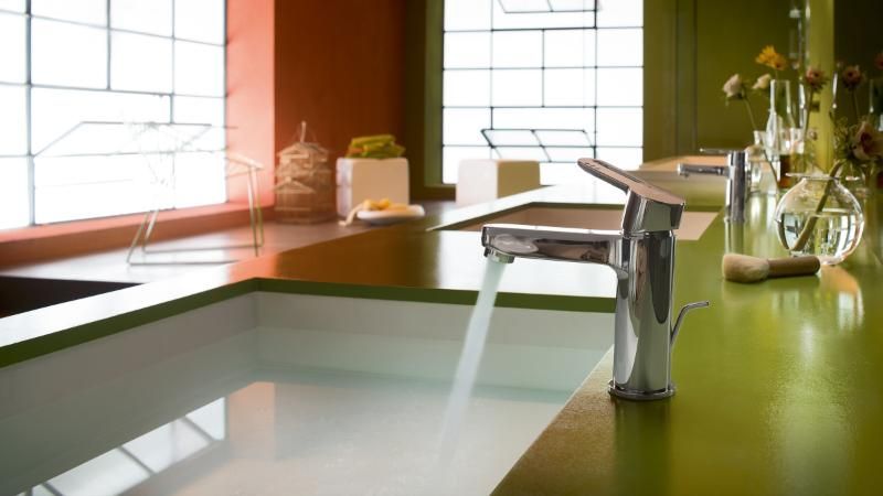 Un lavandino del bagno con l'acqua che scorre dal rubinetto