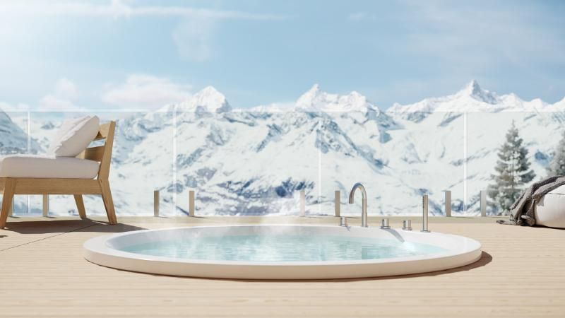 C'è una vasca idromassaggio sul ponte con vista sulle montagne.