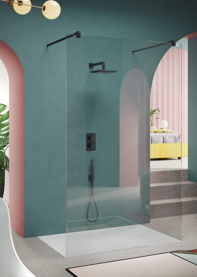 Un bagno con cabina doccia e vasca