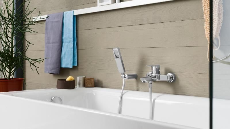 Un bagno con vasca e doccia.