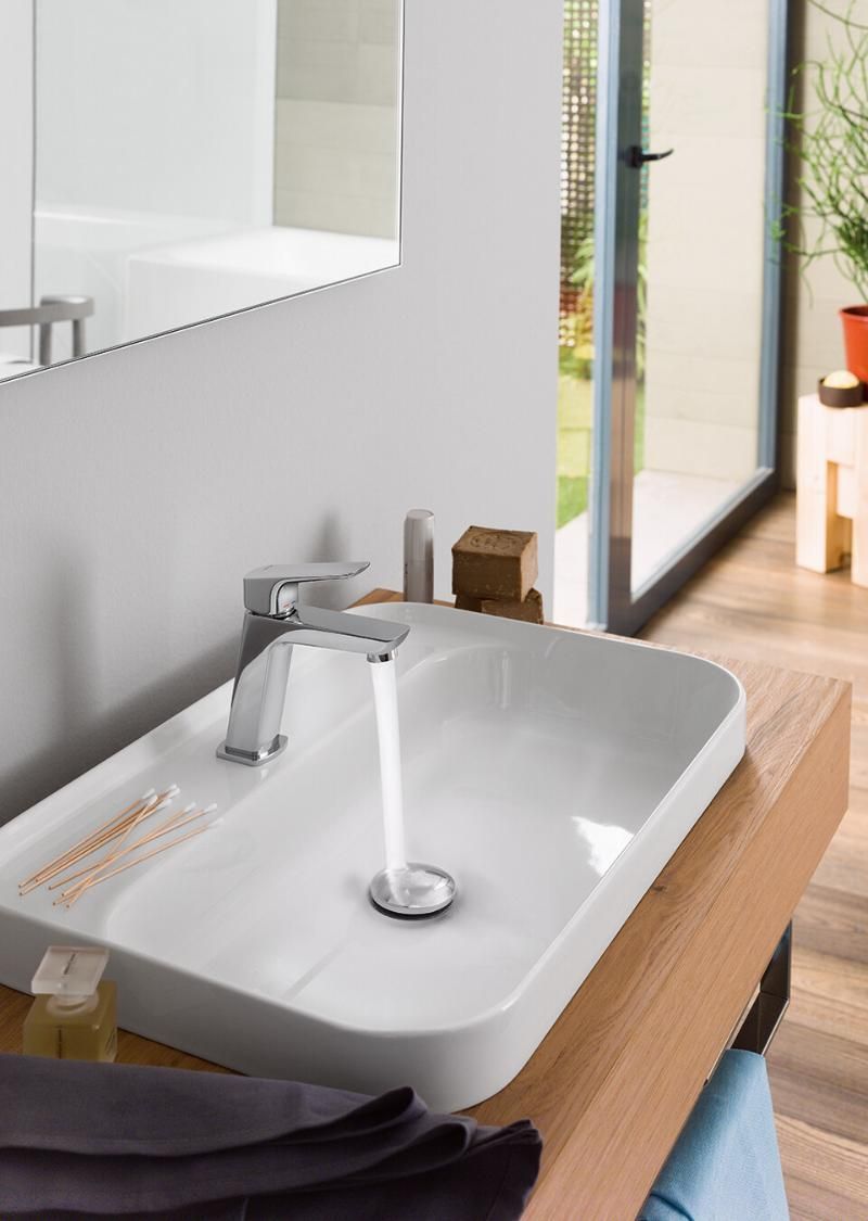 Un lavandino del bagno da cui fuoriesce l'acqua