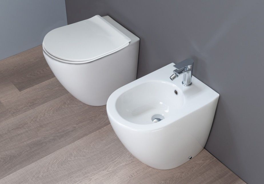 Un bagno con due WC e bidet