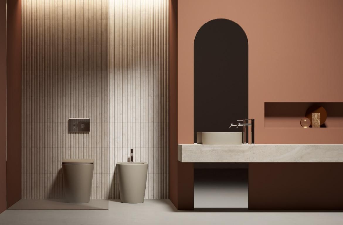 Un bagno con wc, lavandino e specchio.