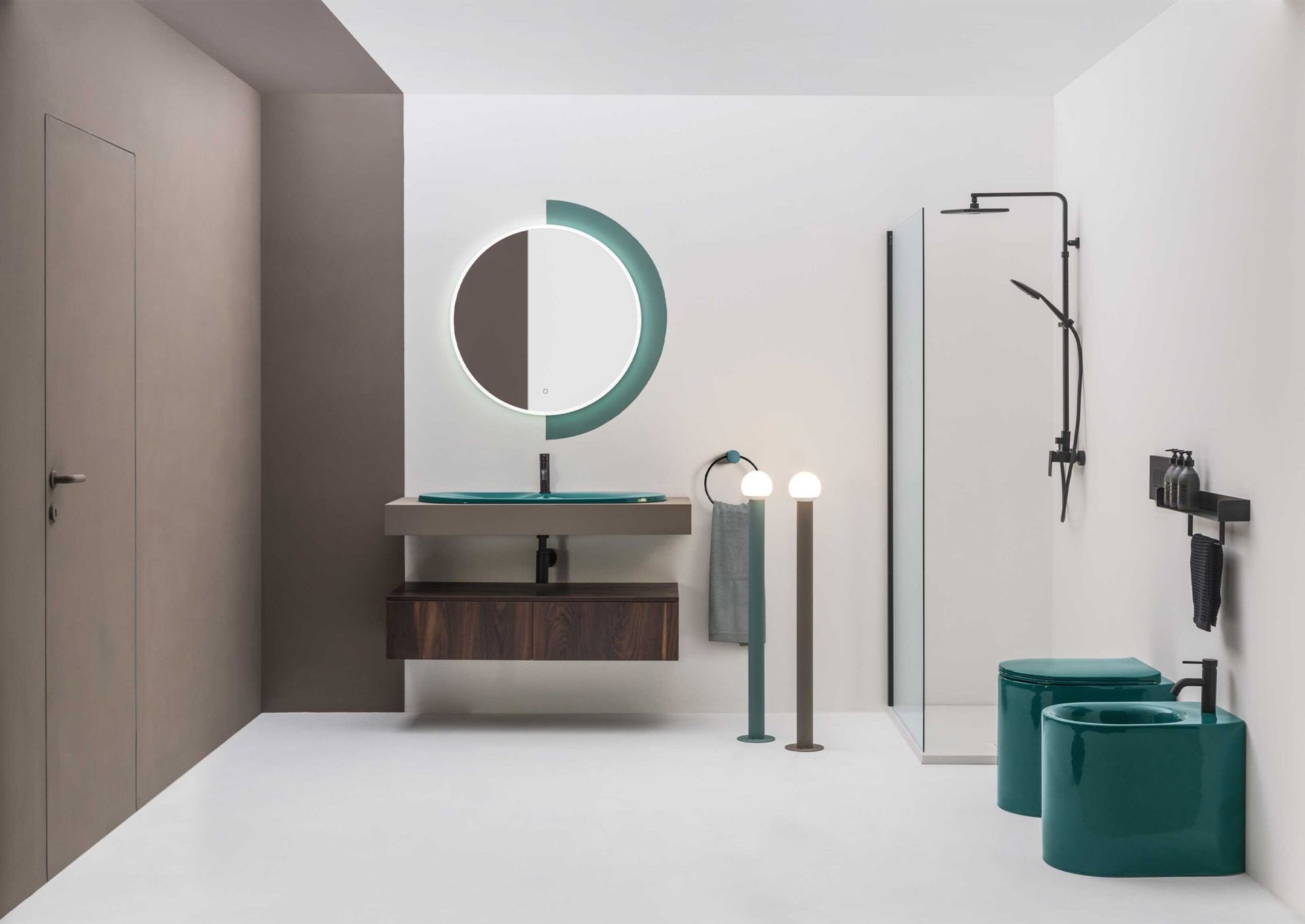 Una donna che indossa una collana e un polsino per l'orecchio guarda di lato.