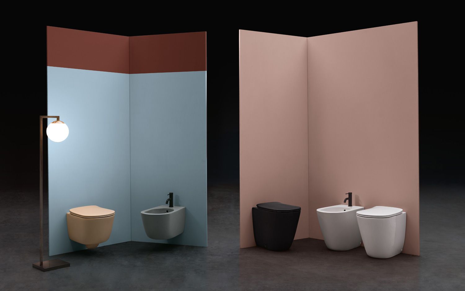 Un bagno con due lavandini e una lampada a terra