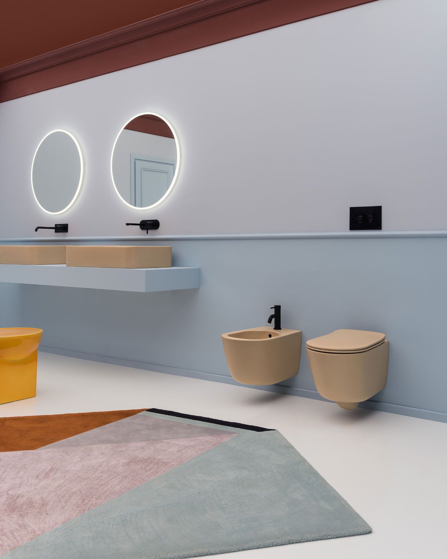 Un bagno con due lavandini e due WC