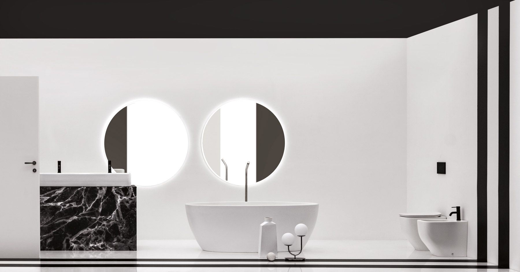 Un bagno con vasca, lavandino e WC