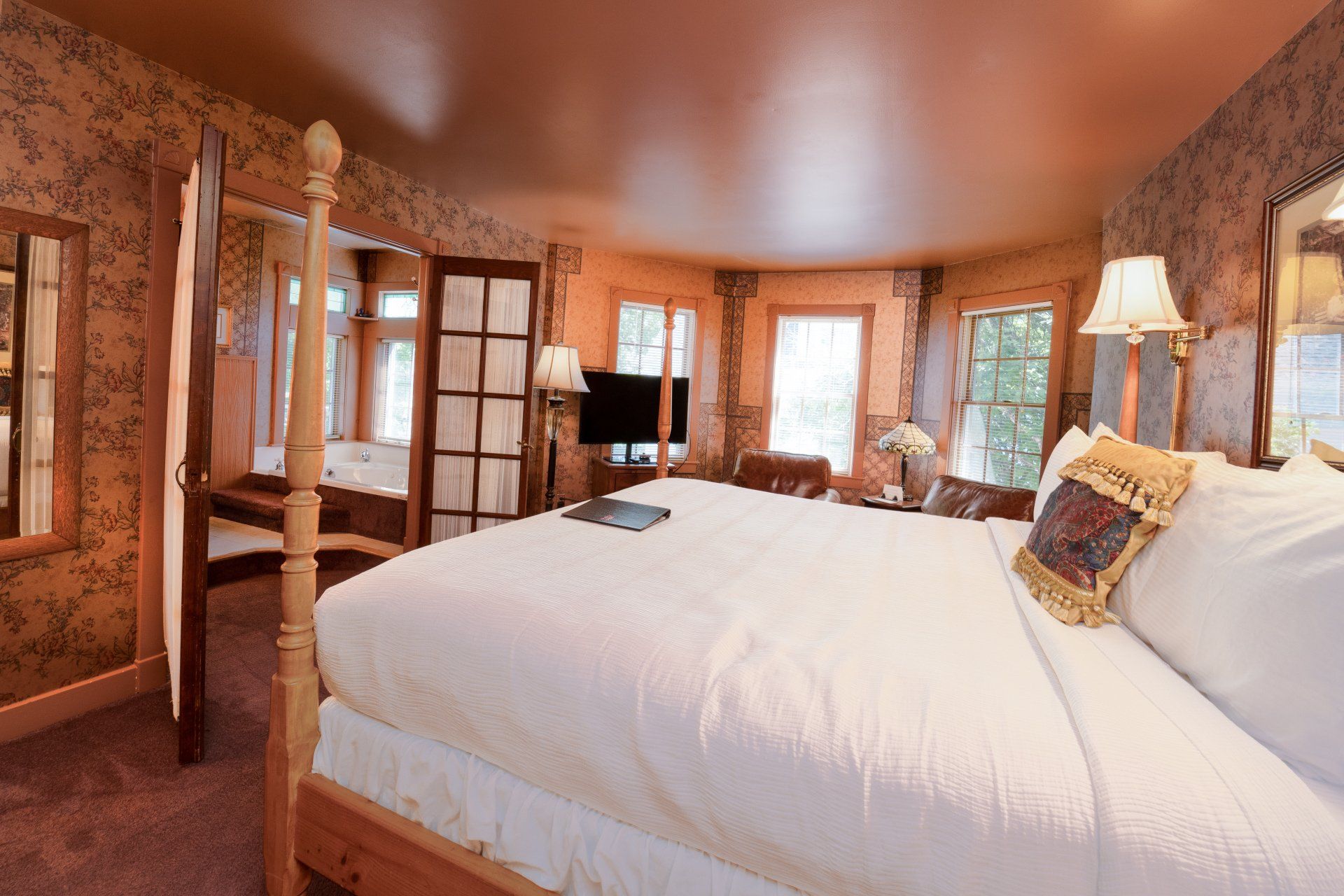 Yelton Manor Hotel Bed And Breakfast - South Haven's Best