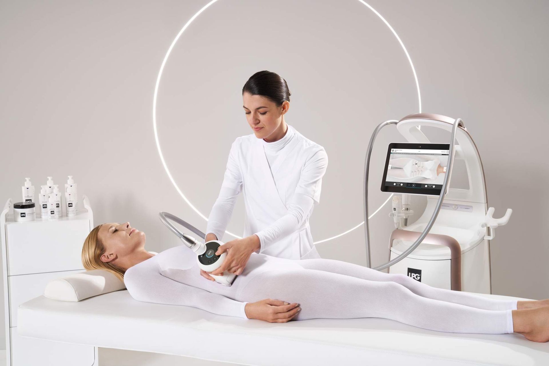 Een vrouw ligt op een bed en krijgt een cosmetische behandeling.