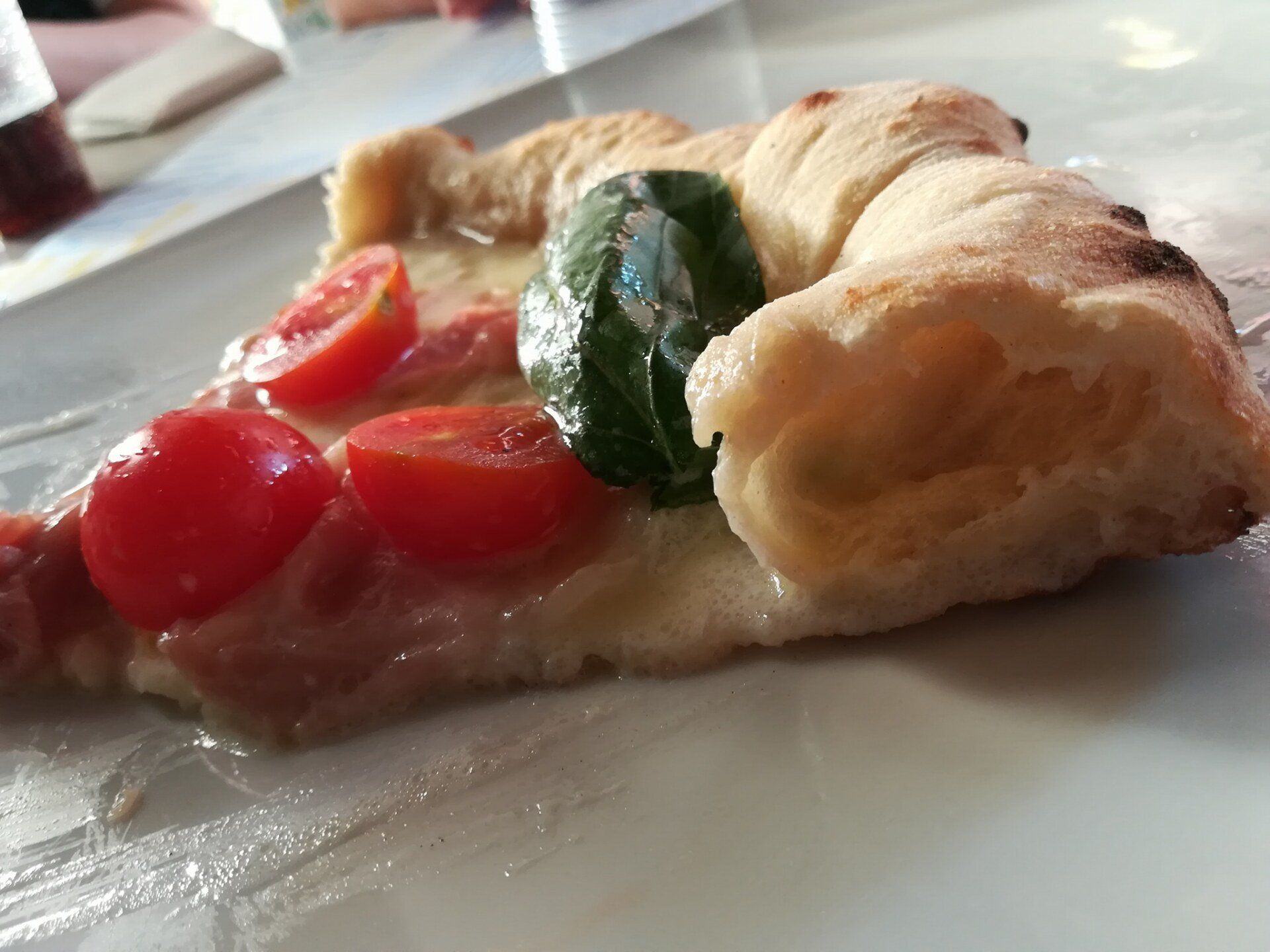 Fetta di pizza con pomodorini