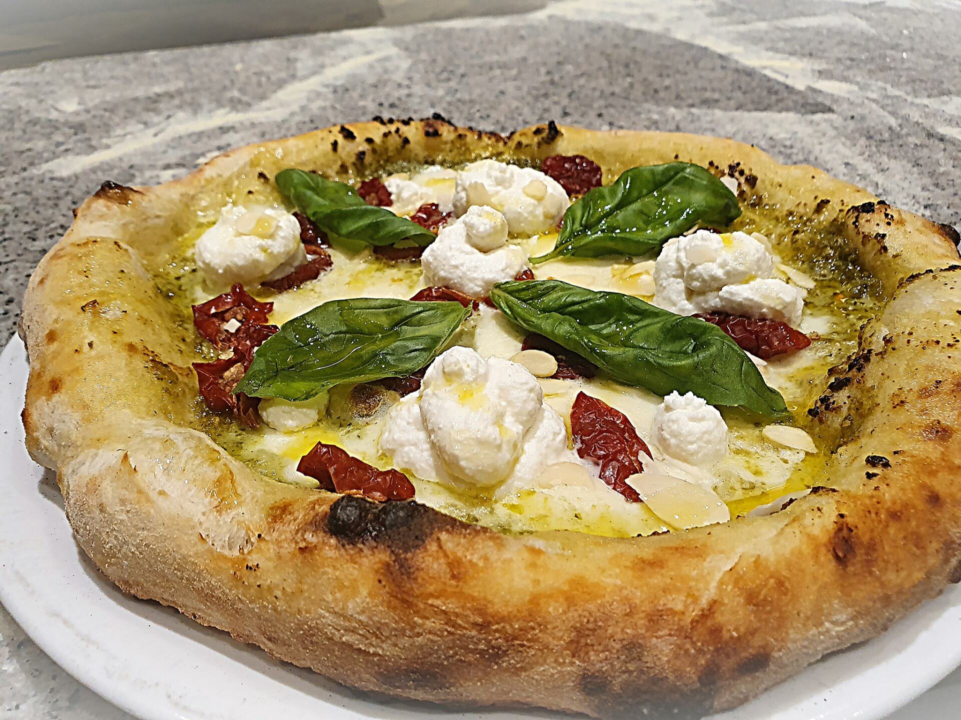 Pizza napoletana con basilico