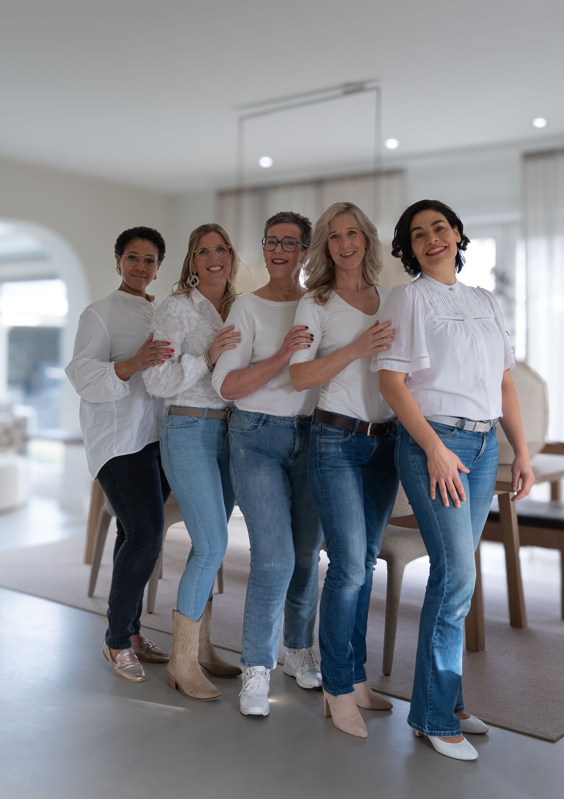 Een vrouw met krullend haar bidt met haar ogen dicht.