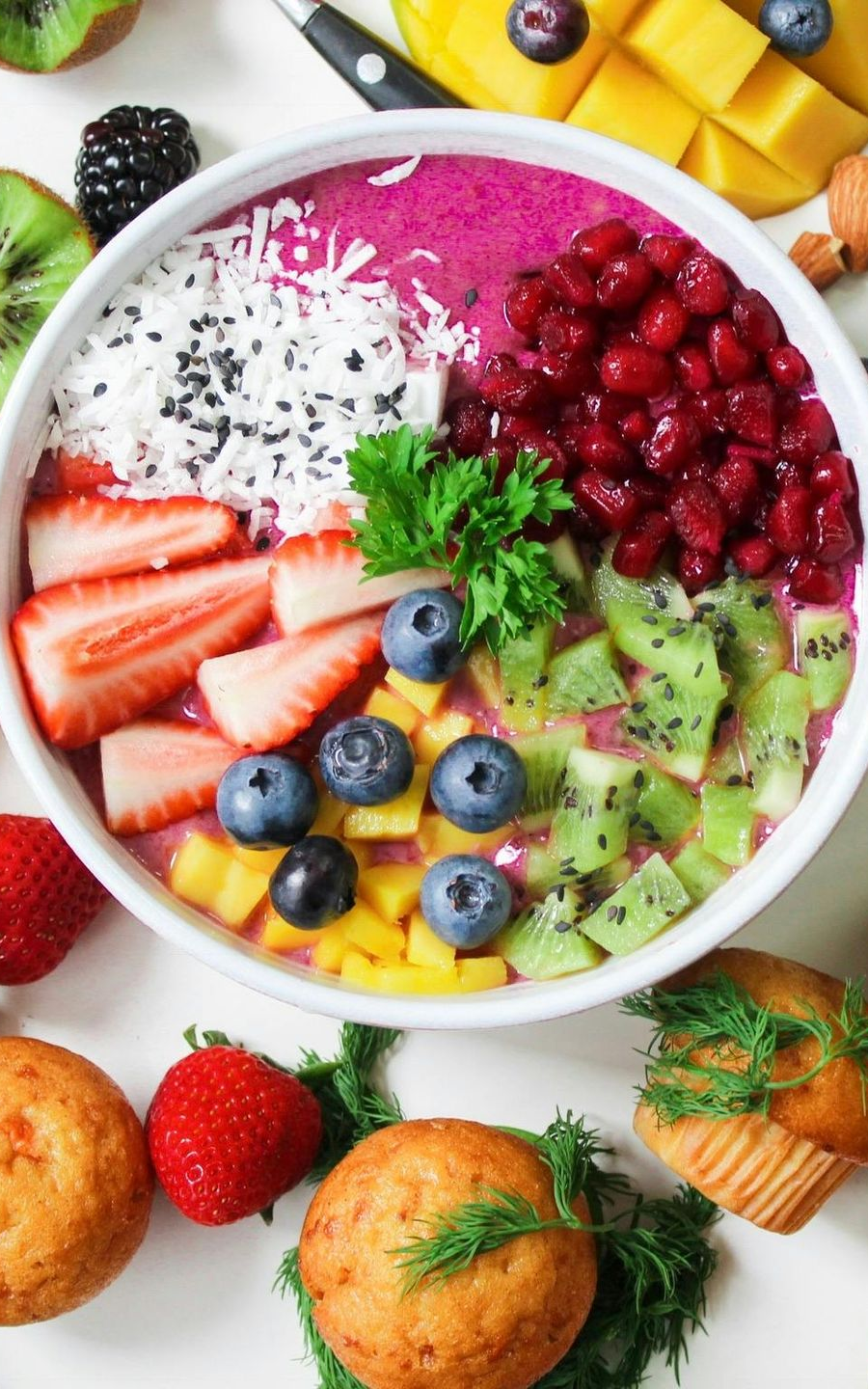 Een close-up van een kom broccoli en kip