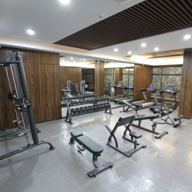 Hotel Casiana's Gym: A large gym with a lot of exercise equipment