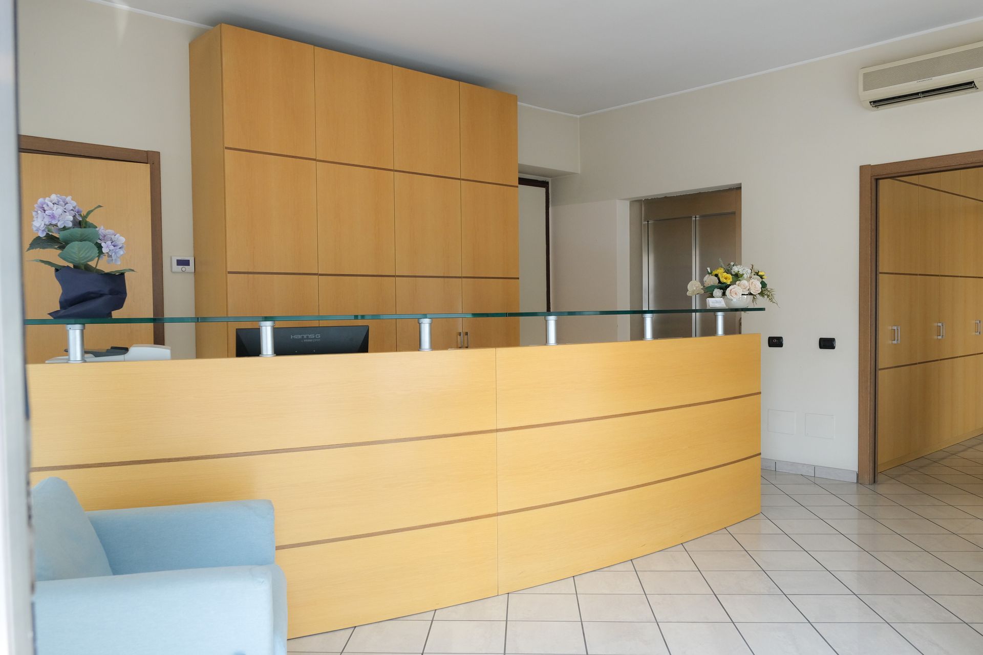 Una reception con una sedia di fronte