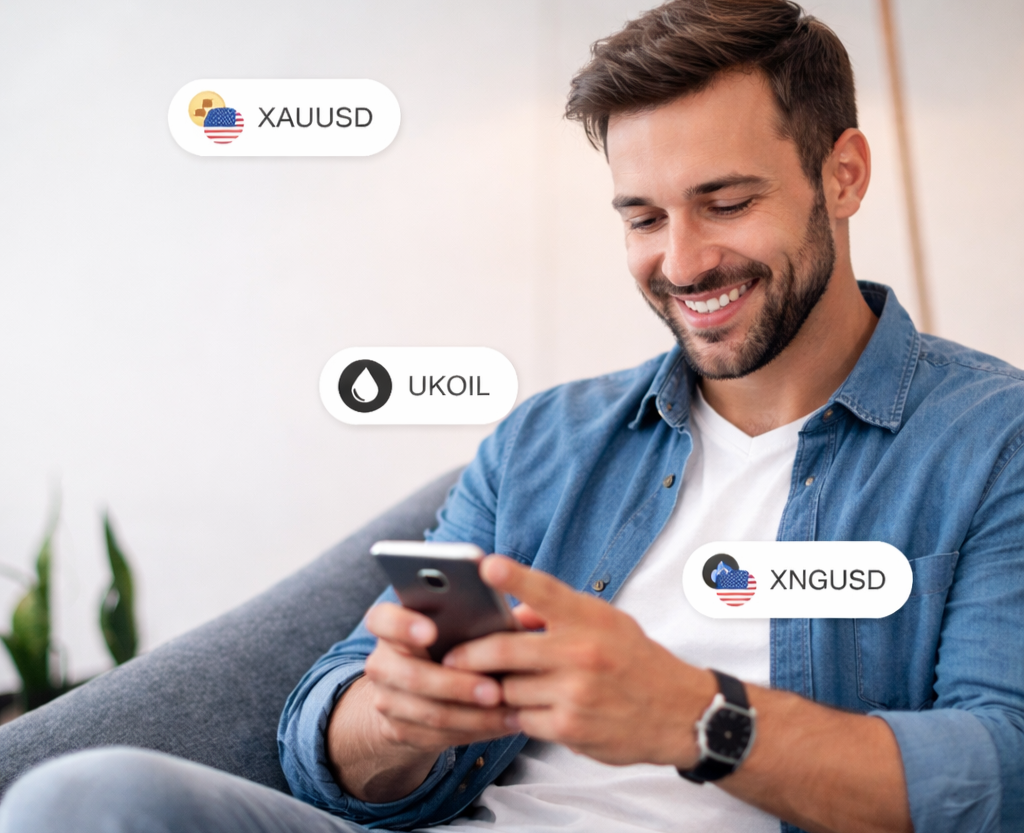 Man smiling, looking at phone, trading assets: XAUUSD, UKOIL, XNGUSD. Hercules FX