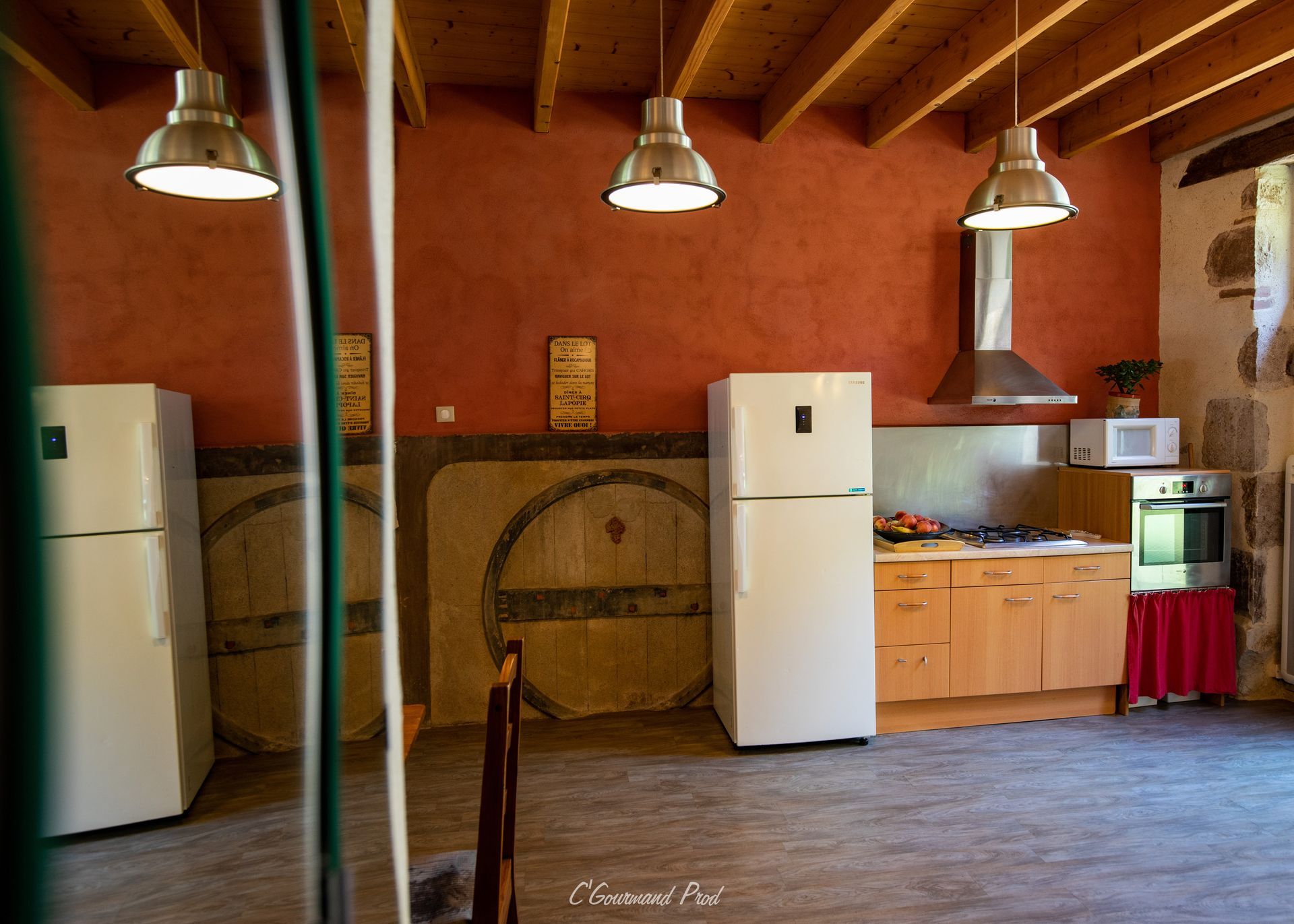 une cuisine avec deux réfrigérateurs blancs et un micro-ondes