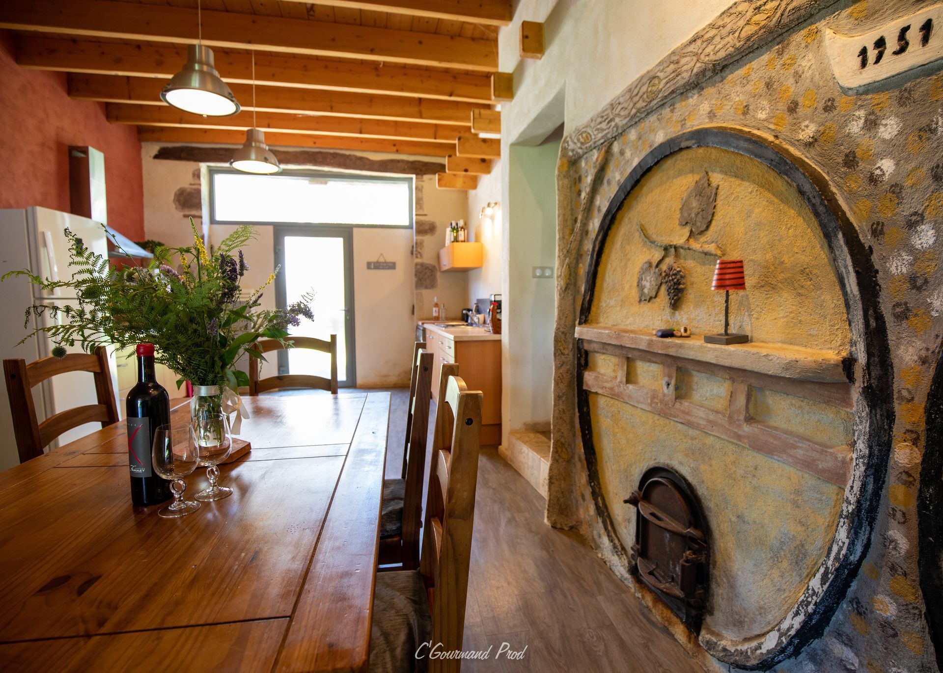 une table de salle à manger avec une bouteille de vin dessus