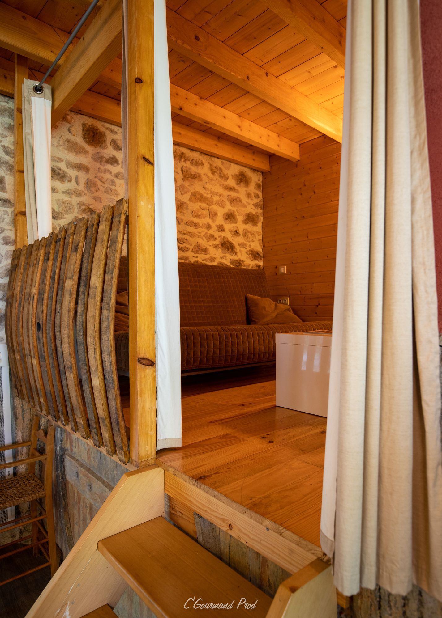 un escalier en bois menant à un salon avec un canapé.