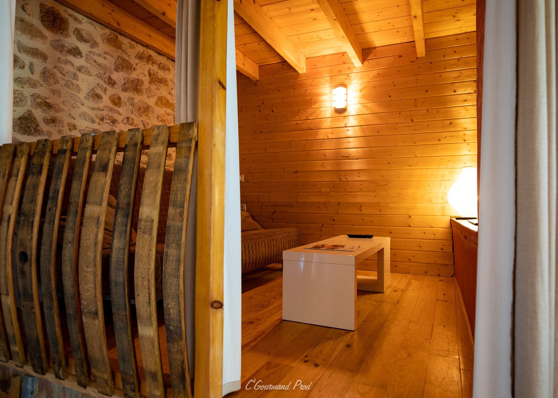 un salon avec des murs en bois et une table blanche