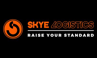 Het logo van Skye Logistics in oranje en wit met de slogan