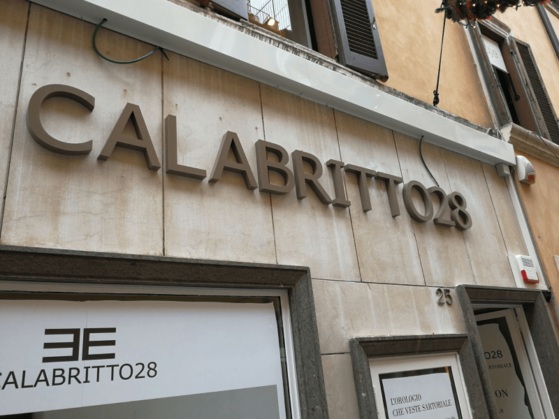 Insegna con lettere scatolate