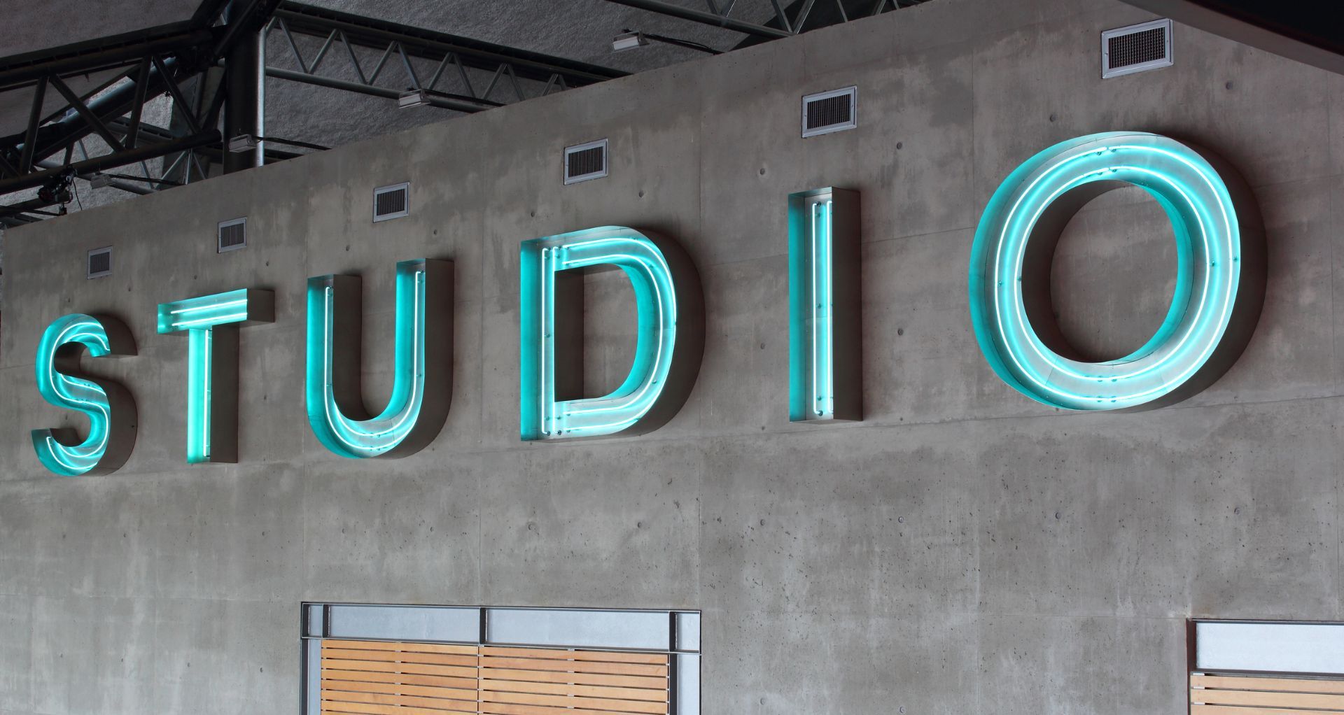 insegna con lettere scatolate