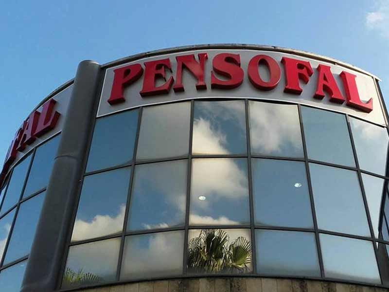 Insegna con lettere scatolate