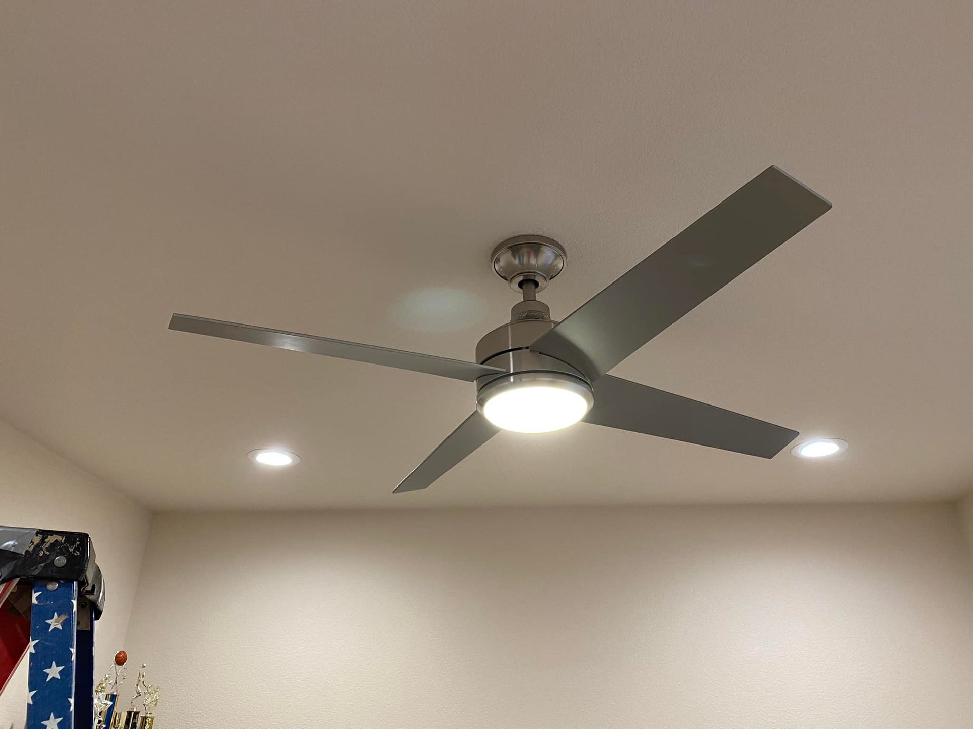 A ceiling fan is hanging from the ceiling of a room.
