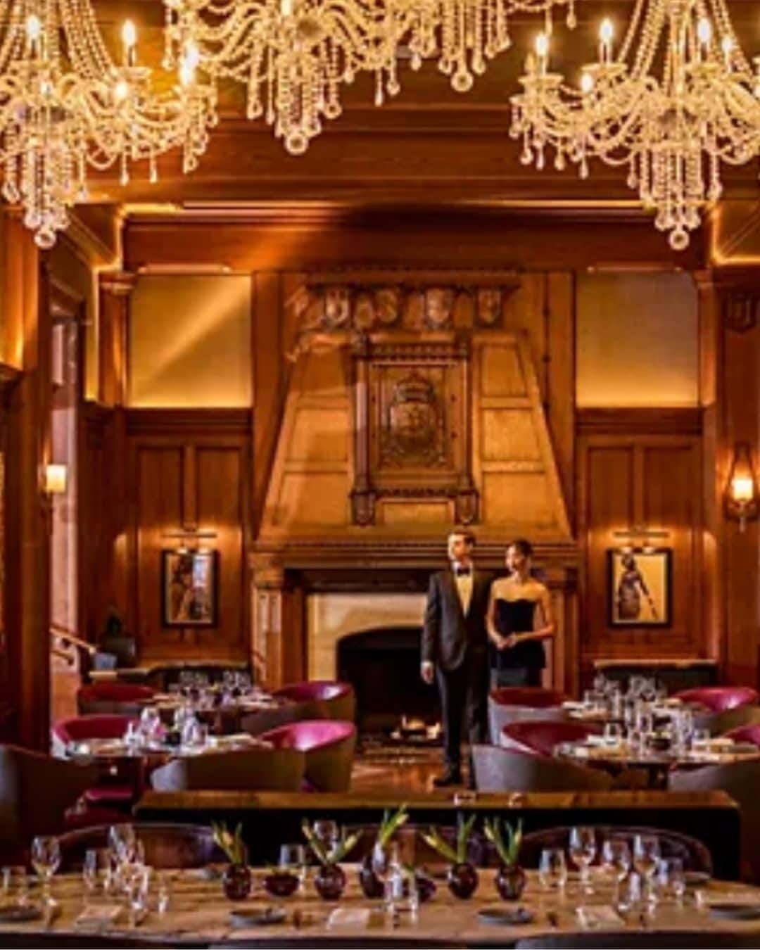 Elegant fine dining room at the Champlain Restaurant inside Château Frontenac hotel, featuring crystal chandeliers and a formal dinner setting.