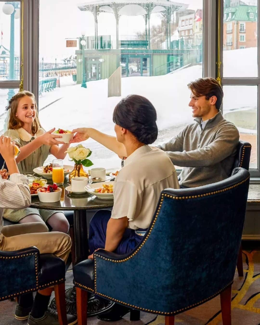 Luxury dining table at Place Dufferin inside Château Frontenac overlooking the historic Champlain Monument in Québec City.