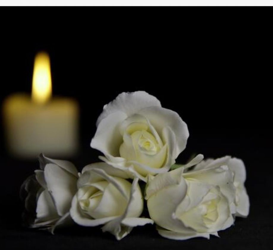 candela con rose bianche