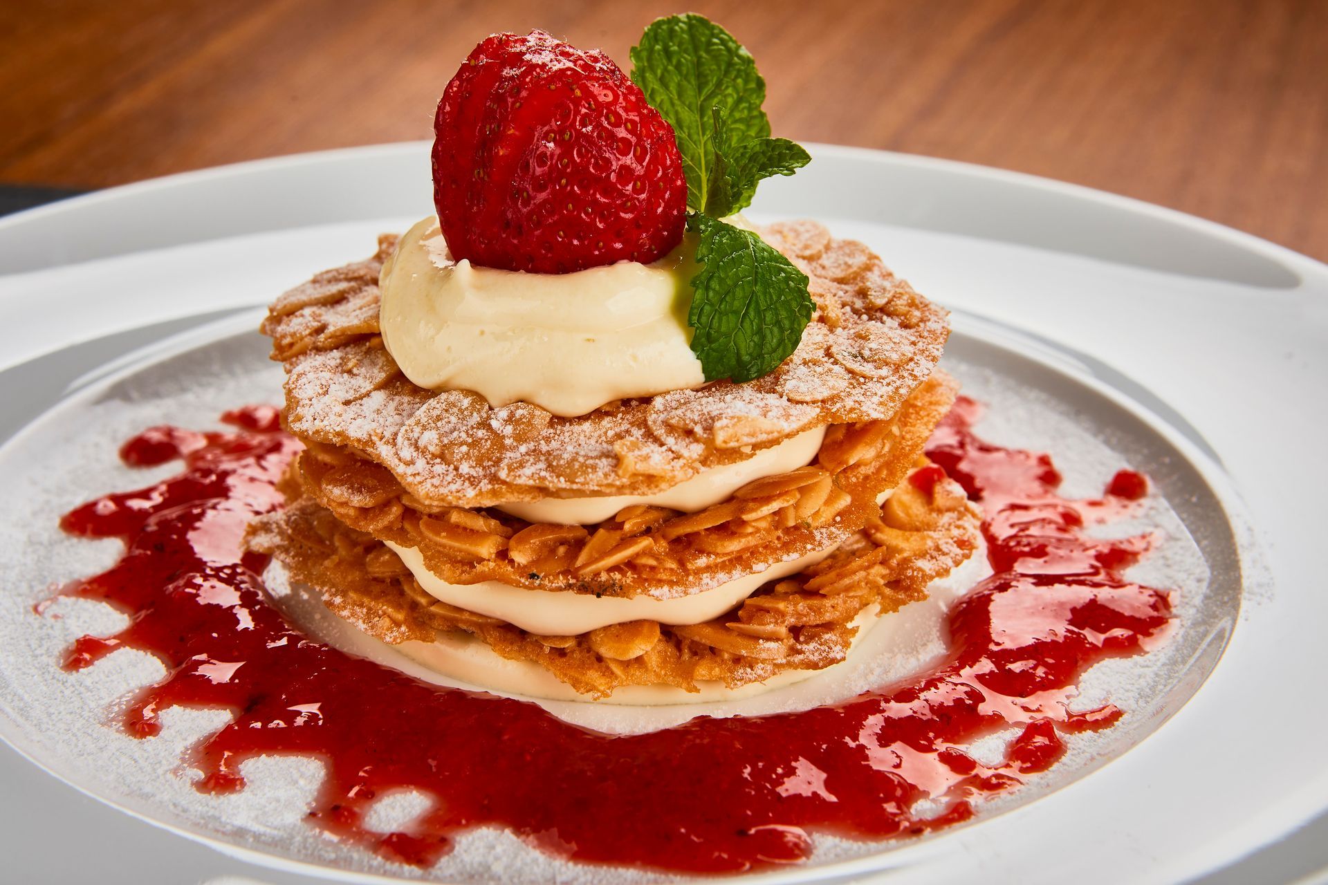Espaguete com tomate, mussarela e manjericão em um prato branco; garfo levantando um pouco de macarrão.