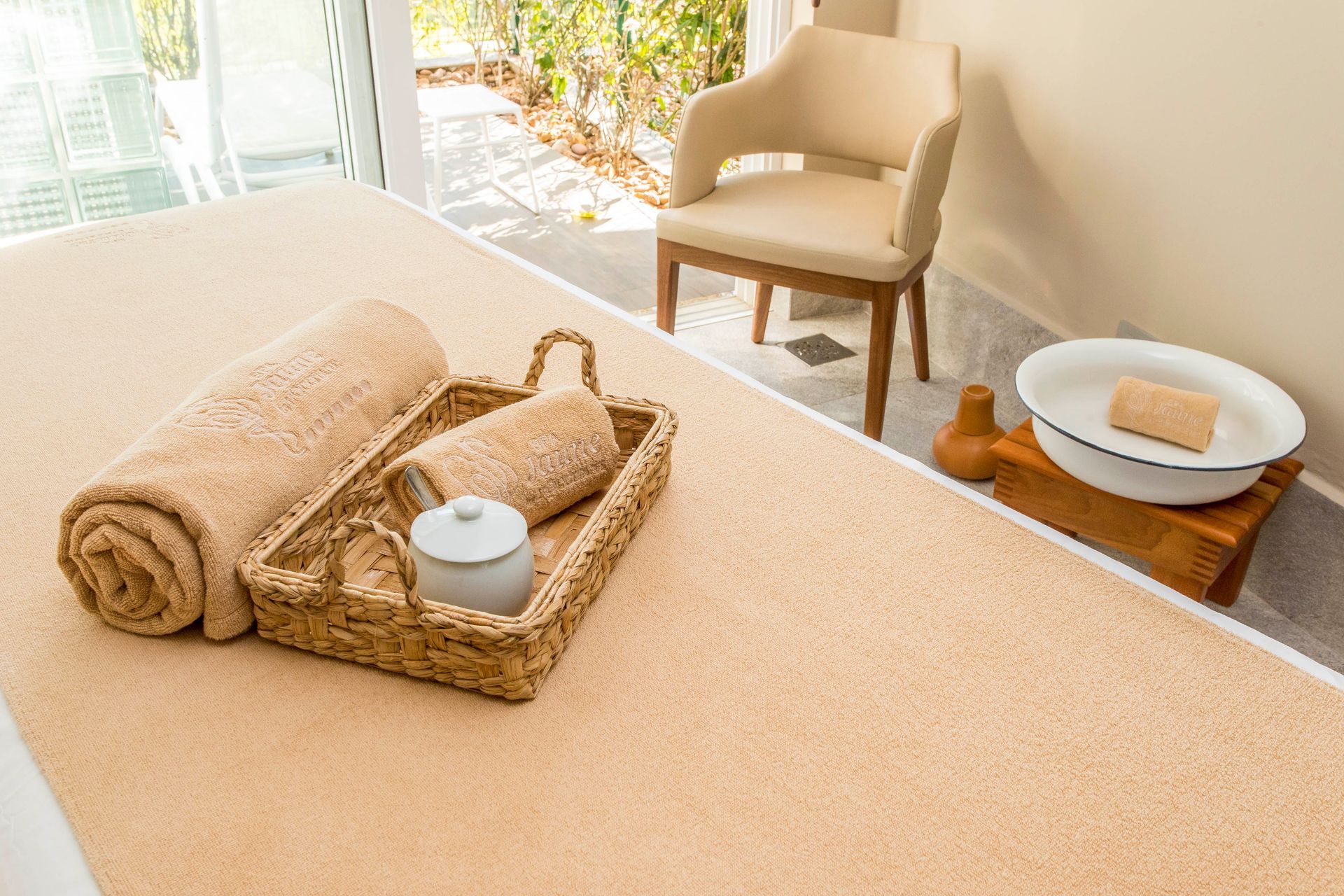 Spa de pedicure dourado com três estações, pias brancas e assentos estofados.