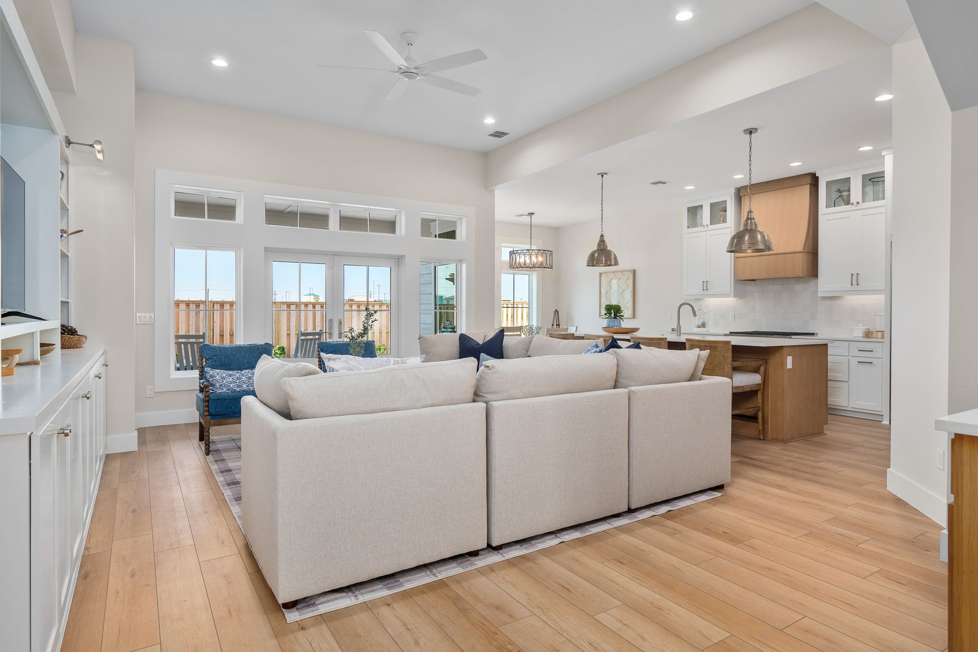 A living room filled with furniture and a ceiling fan.