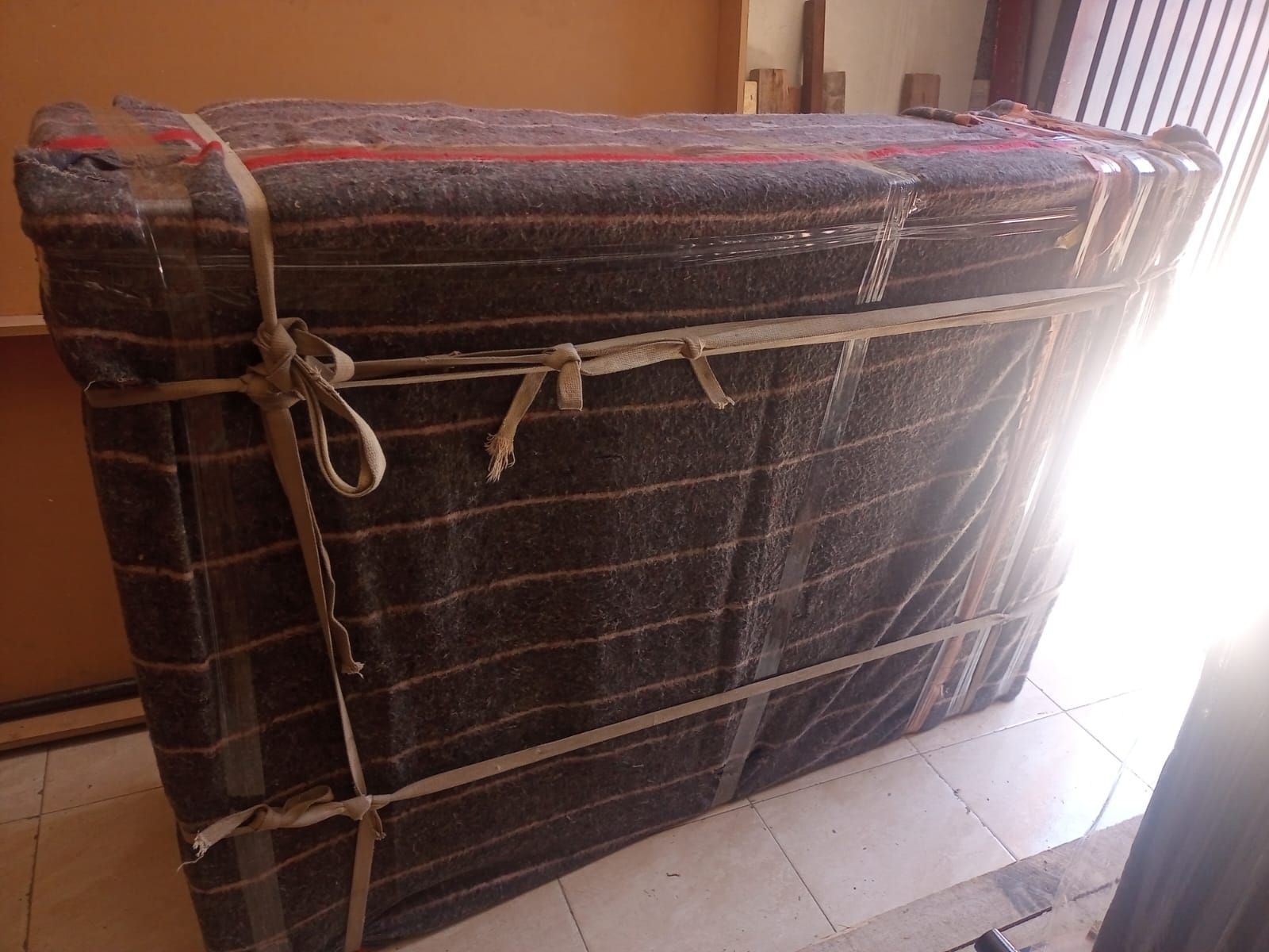 Un fontanero está arrodillado en el suelo arreglando un fregadero.