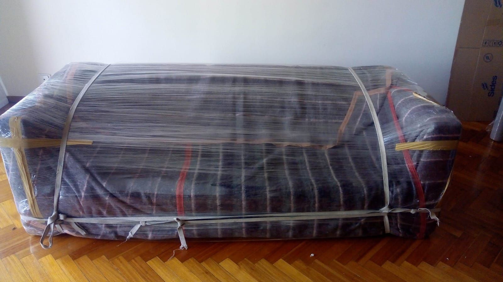 Una cocina con gabinetes azules y un fregadero con la puerta abierta.