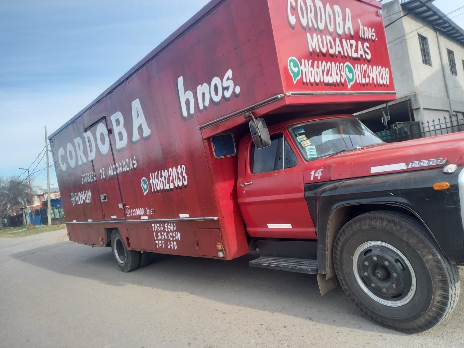 Un fontanero está trabajando en un fregadero de una cocina.