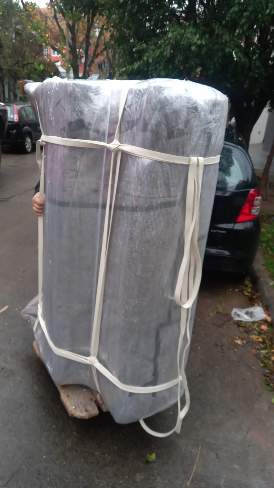 Un fontanero está arreglando un fregadero en una cocina.