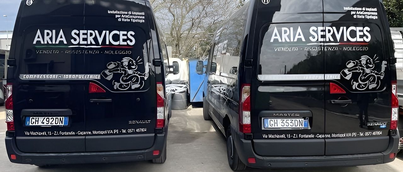 Due furgoni neri identici con il marchio