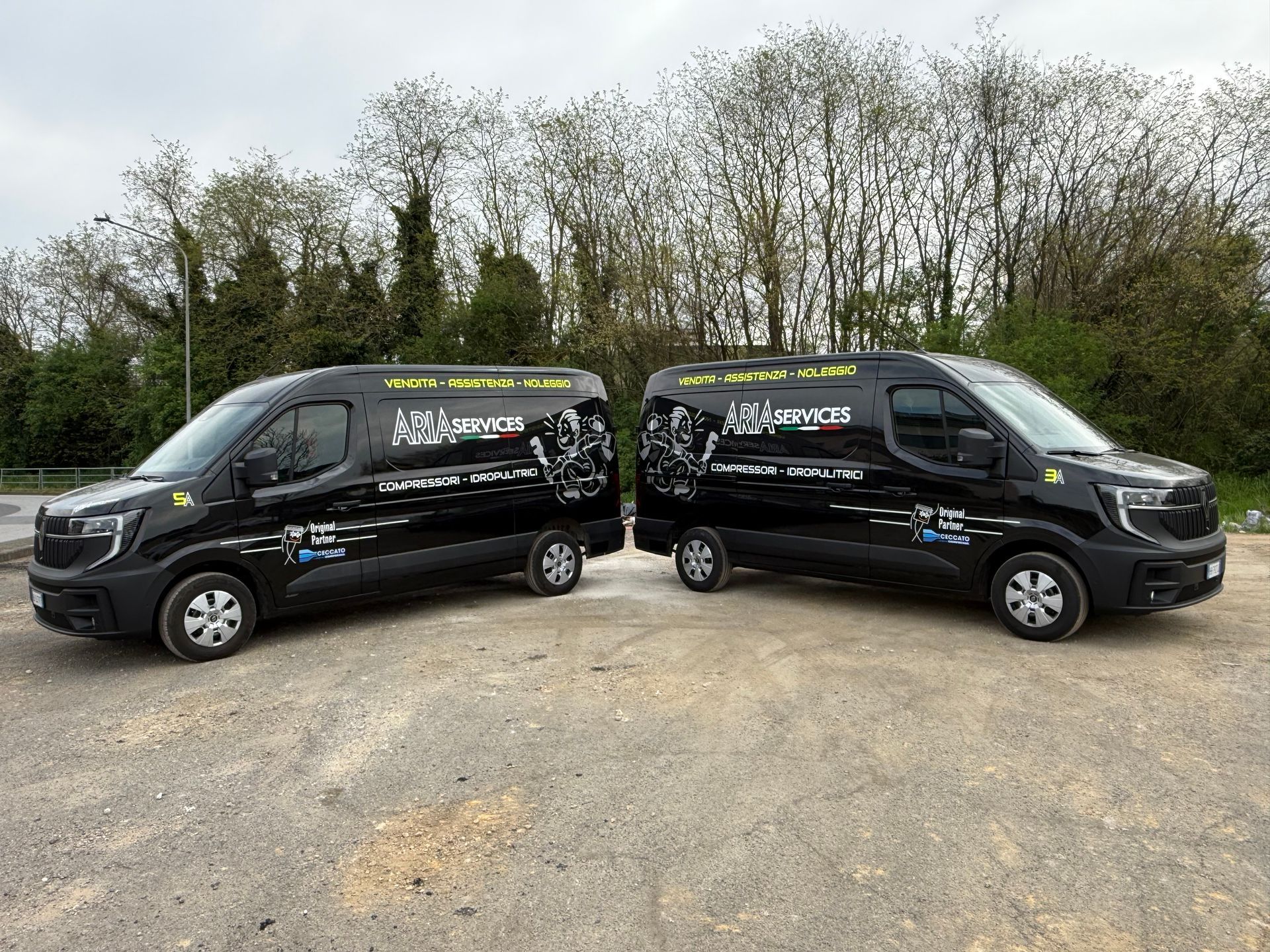 Due furgoni neri identici con il marchio 