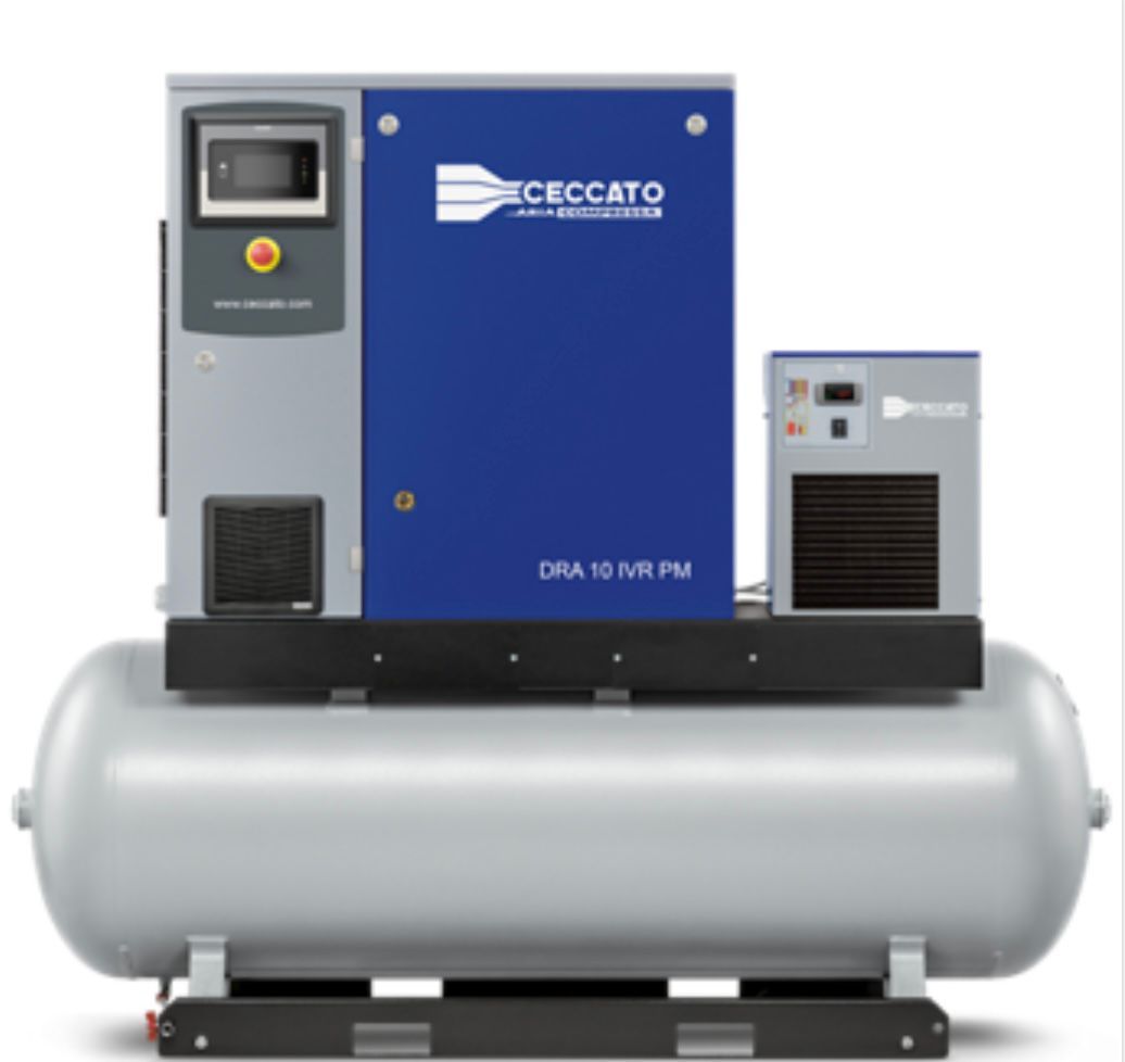 Un compressore d'aria industriale a vite rotativa Ceccato DRA 10 IVR PM montato su un serbatoio di accumulo d'aria orizzontale.