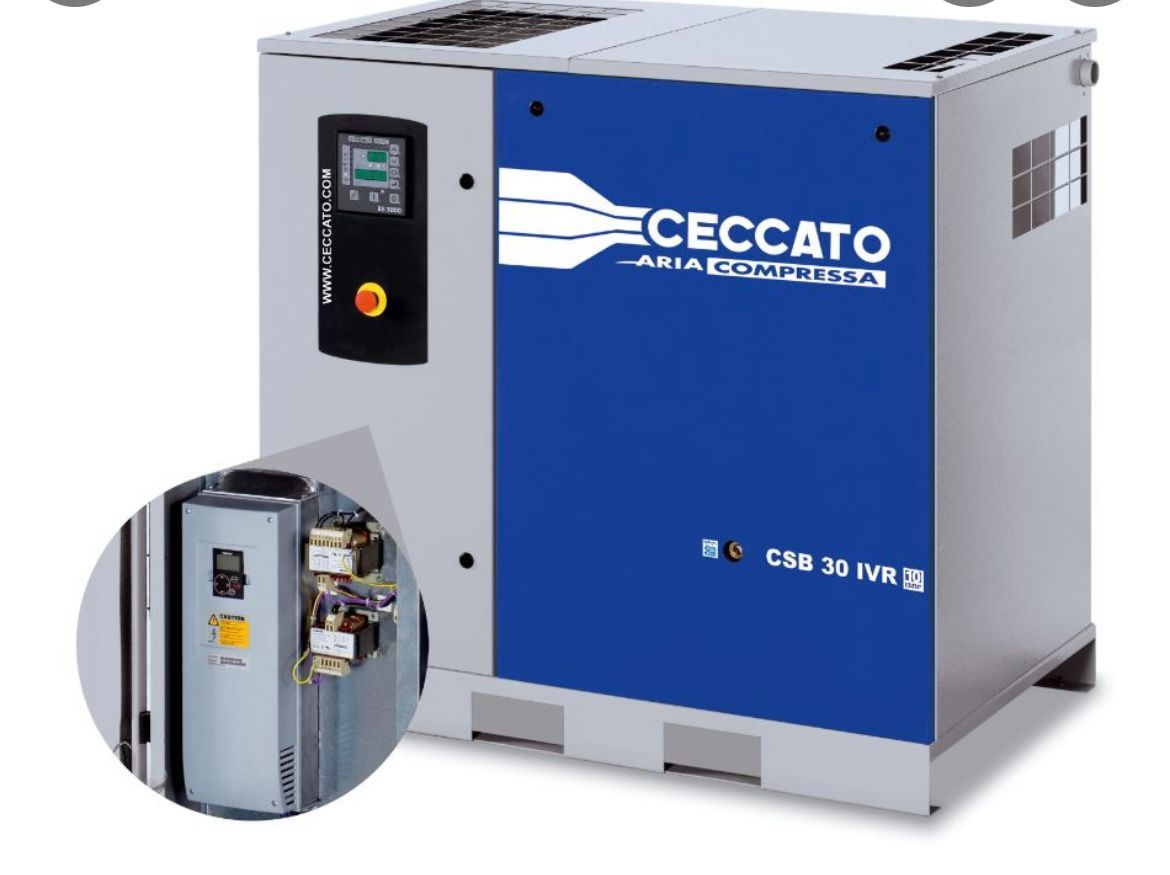 Un compressore d'aria a vite rotativo Ceccato CSA 30 IVR, con involucro metallico grigio e blu e vista interna dettagliata.