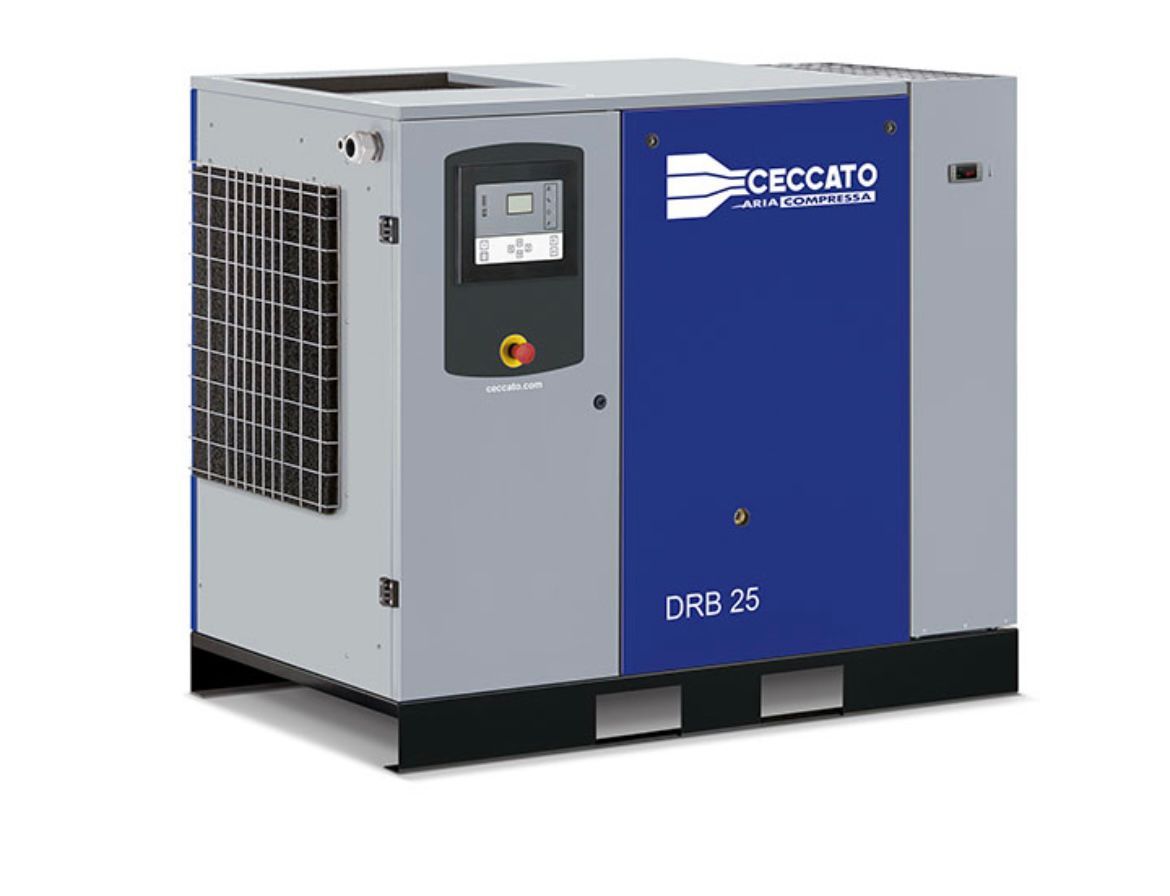 Un compressore d'aria a vite rotativo industriale Ceccato DRB 25 di colore grigio e blu, poggiato su una base metallica nera.