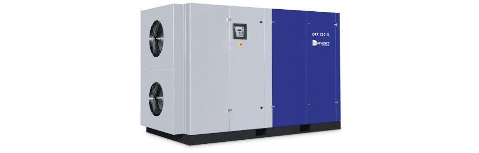 Unità compressore d'aria industriale BOGE in un armadio metallico bicolore blu e grigio, vista da un'angolazione di tre quarti.