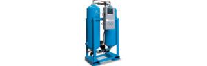 Sistema di essiccazione dell'aria a doppia torre di colore blu, destinato al trattamento dell'aria compressa industriale e montato su un telaio metallico.