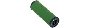 Una cartuccia filtrante industriale cilindrica di colore verde con tappi terminali neri, vista di profilo su sfondo bianco.