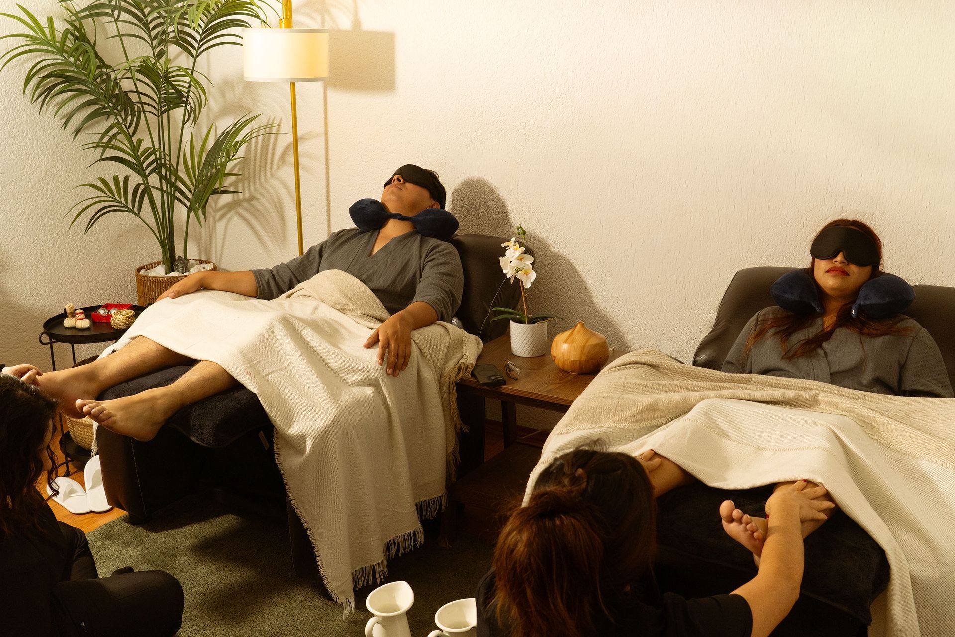 Un hombre y una mujer están recibiendo un masaje en la cabeza.